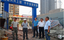 张龙义董事长视察慰问新宝gg燃气股份有限公司办公大楼建设基地